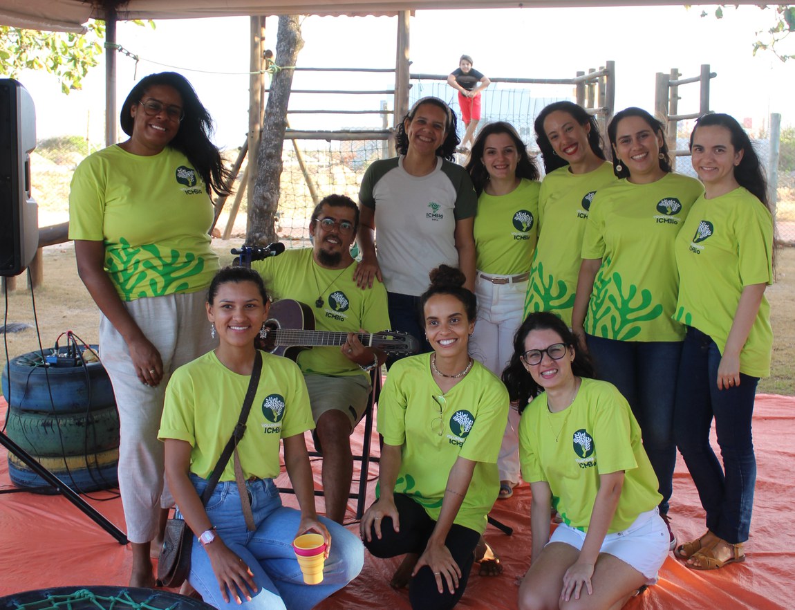 Voluntários da Base Avançada do Centro TAMAR/ICMBio em Guriri, São Mateus-ES.