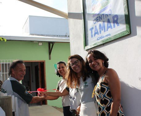Ato de corte da fita, simbolizando a reinauguração da Base do Centro TAMAR/ICMBio em Guriri-ES.