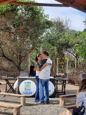 Gestora da Base do Centro TAMAR/ICMBio em Guriri, Kelly Bonach recebe um abraço de parabéns de Joca Thomé, coordenador do TAMAR/ICMBio