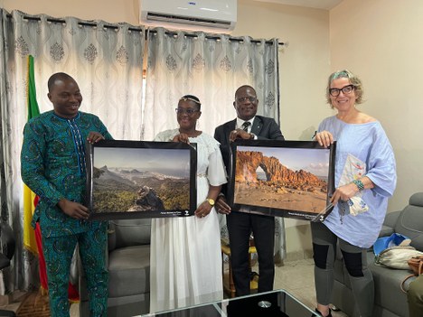 Ingrid Oberg (CMA/ICMBio) presenteia  Prefeito de Grand Popo e a governadora da região de Agoé com quadros dos Parnas da Tijuca (RJ) e de Jericoacoara (CE).