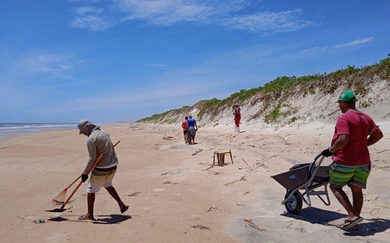 Ação de limpeza dos fragmentos de óleo nas praias de Guriri, São Mateus-ES