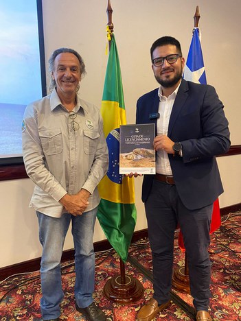 O coordenador do Centro TAMAR/ICMBio Joca Thomé entregou o Guia de  Licenciamento - Tartarugas Marinhas 2a Edição ao vice-ministro do MeioAm- biente, Água e Transição Ecológica do Equador, Edgar Fabricio Heredia Salazar.