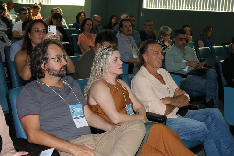 Presidente da CTBio/CIF Frederico Drumond, gerente de projetos da Fundação Espírito-santense de Tecnologia (Fest), Patrícia Bourguignon, e coordenador do Centro TAMAR/ICMBio, Joca Thomé, com público presente (ao fundo).