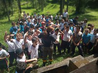 Estudantes aprendem em meio à natureza