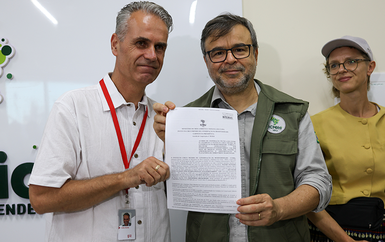 Jochen Quinten (GIZ) e Mauro Pires (ICMBio) na assinatura do acordo em Santarém/PA - Foto: Felipe Werneck/MMA