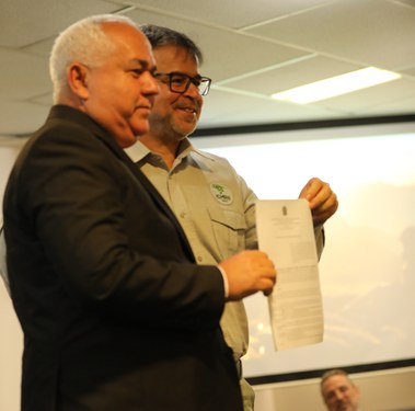 Roberto Policarpo da SPU/DF e Mauro Pires, Presidente do ICMBio, com o termo de cessão do terreno no Lago Sul em Brasília - Foto: Felipe Rodrigues