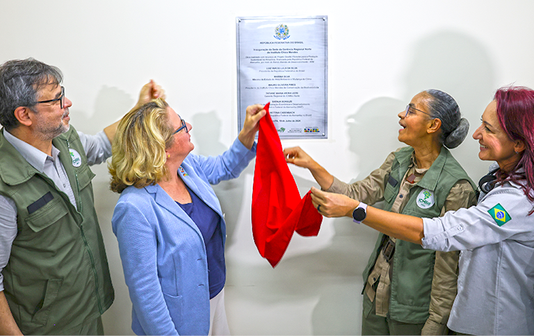 Die Ministerinnen Marina Silva und Svenja Schulz (Deutschland) weihten den in Zusammenarbeit beider Länder errichteten Hauptsitz des Chico Mendes Instituts in Santarem ein.