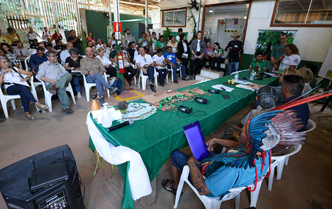 Conversa com comunitários na Floresta Nacional do Tapajós. Foto: Felipe Werneck/MMA
