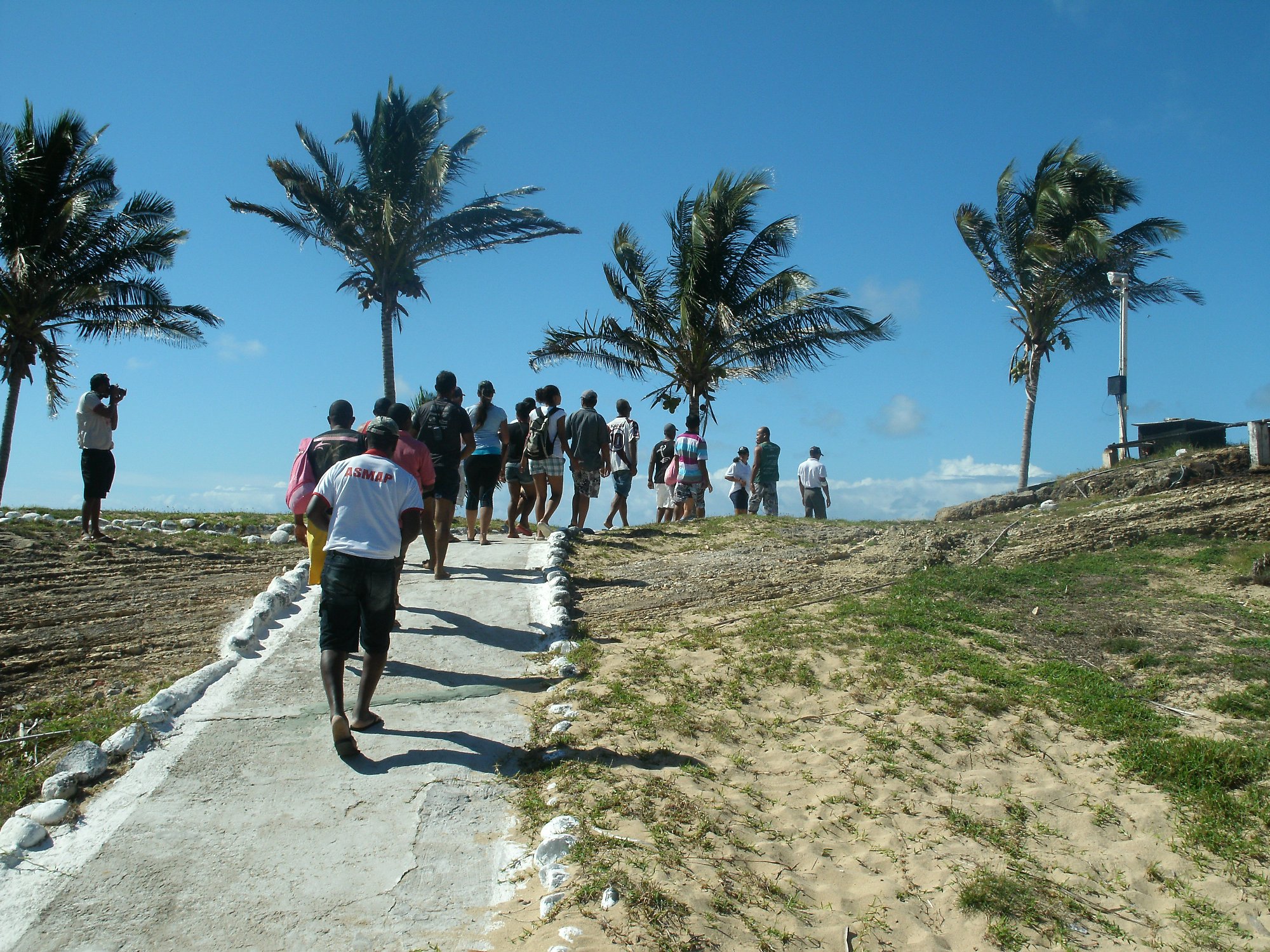 Comunitários caminhando na Ilha Santa Bárbara2 Ricardo J erozolimski