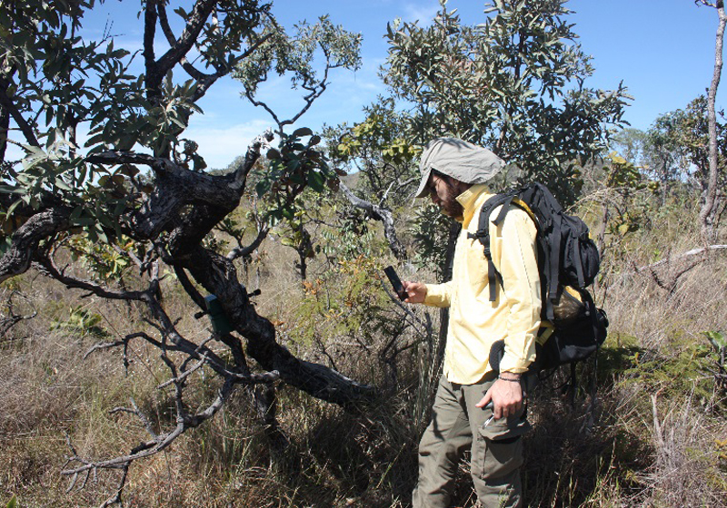 Pesquisador Ivan Campos instala gravadores no Parque Nacional da Chapada dos Veadeiros. (Foto: James Brock)