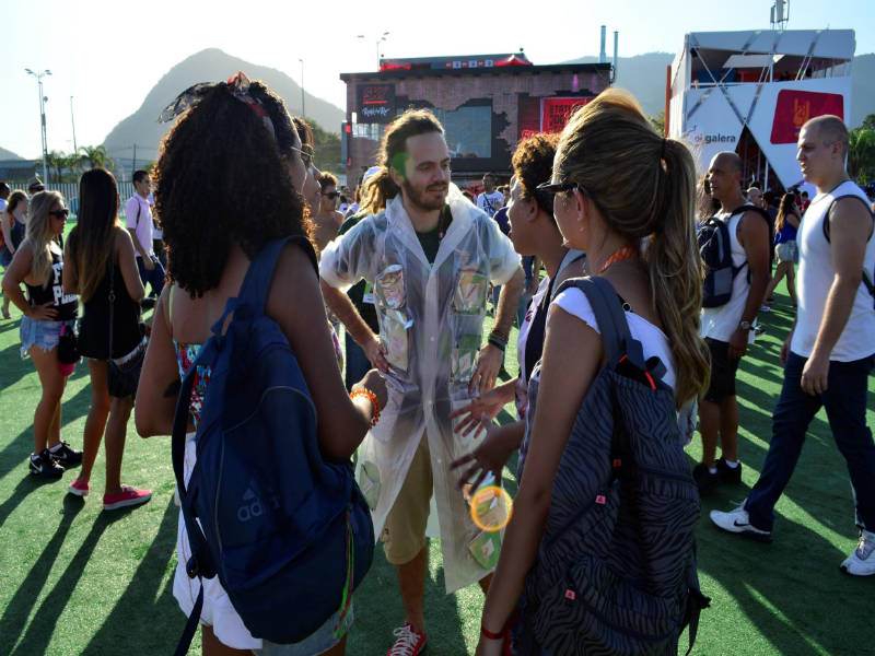 homem lixo no rock in rio.jpg