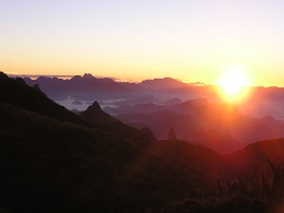 Nascer do sol nos Castelos do Açu parte da Travessia petrópolis Teresópolis