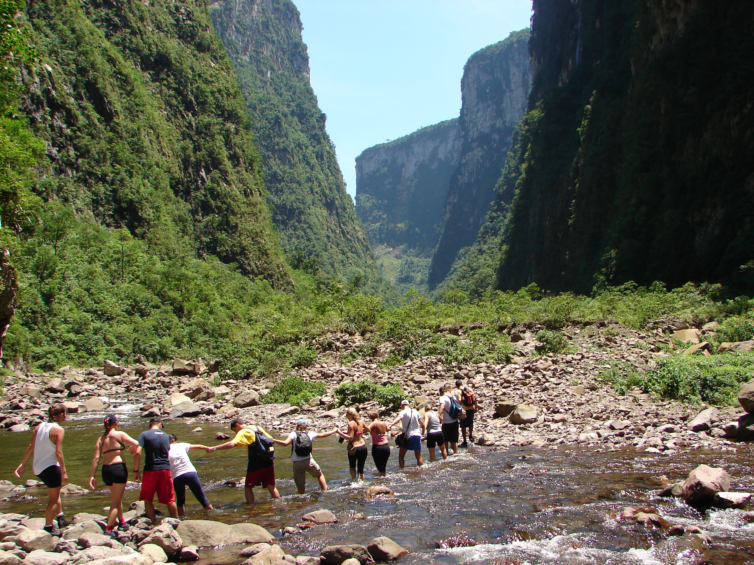 Visitantes percorrem trilha no parque de Aparados da Serra, no Rio Grande do Sul (Foto: Júnior Scandolara Claudino) 