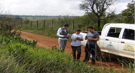 Voluntários realizam pesquisa no Parque Nacional de Brasília (Foto: Christiane Horowitz)