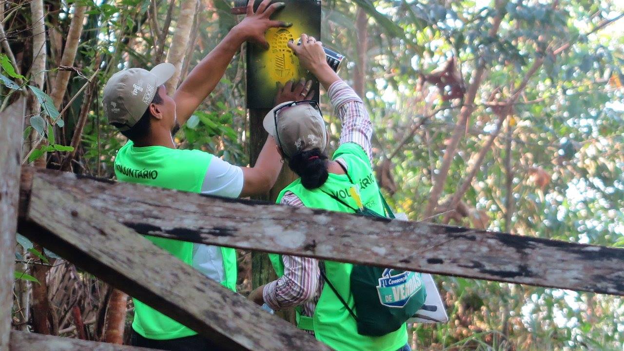 Voluntários instalam sinalização na Reserva Extrativista Chico Mendes. Foto Acervo ICMBio