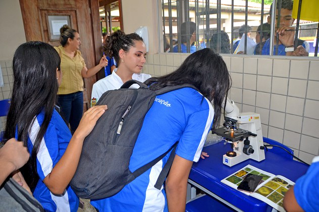 Ação busca despertar o interesse dos alunos e auxilia na melhoria da qualidade do ensino.