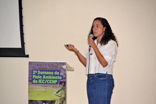 Palestra intitulada Ecologia de primatas: lições da natureza para a criação, ministrada pela bolsista Fiotec, Paola Cardias Soares