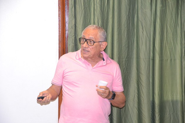 Pesquisador emérito e ex-diretor do IEC, Pedro Vasconcelos, ministrou palestra