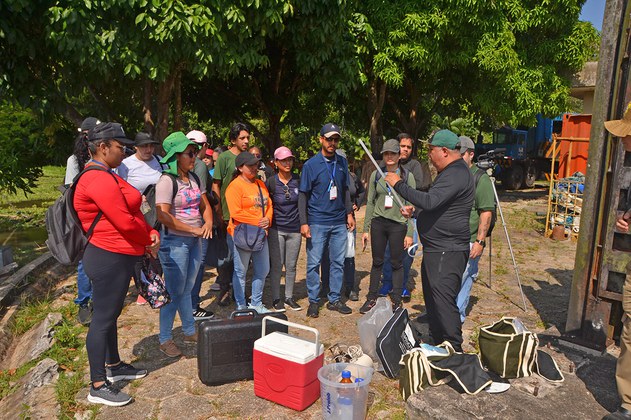 Alunos aprendem sobre metodologias para a identificação de contaminantes na água