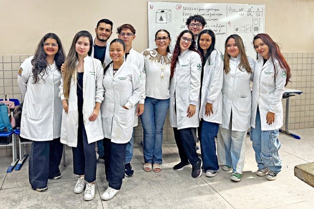 Estudantes do curso de Biomedicina da UEPA com a pesquisadora Lourdes Garcez