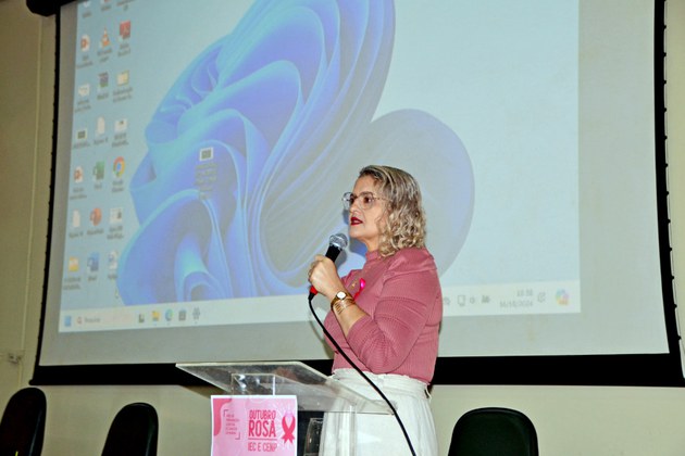 Psicóloga e chefe do SESAT/IEC, Jocilene Dellacasa, ministrou palestra durante o evento