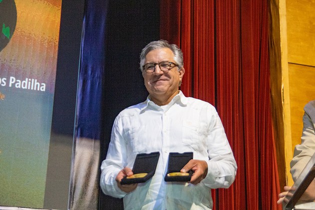 Ministro Alexandre Padilha com as medalhas recebidas