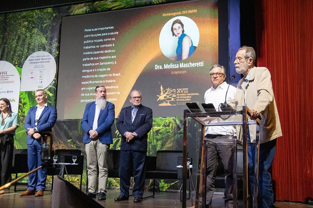 Ministro Alexandre Padilha recebeu as medalhas das mãos do professor sênior do Departamento de Moléstias Infecciosas e Parasitárias da Faculdade de Medicina da Universidade de São Paulo – USP, Marcos Boulos