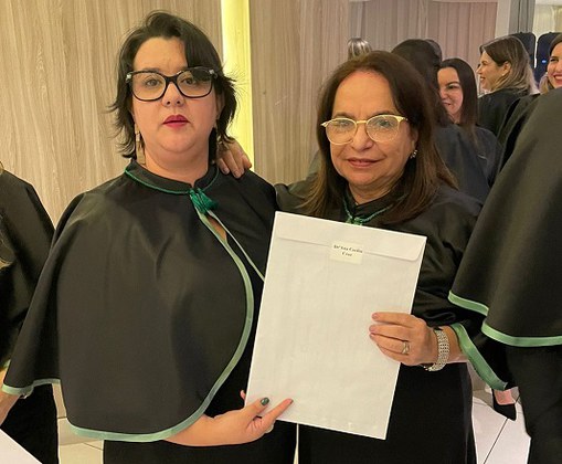 Ana Cecília Cruz (à direita, na foto) na solenidade de posse dos novos acadêmicos