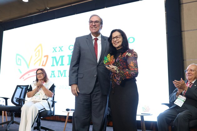 Consuelo Oliveira foi homenageada durante a solenidade de abertura do congresso