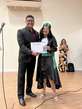 Bianca Caroline Bezerra (1º lugar) com o diretor do curso e paraninfo da turma, Kelson Faial