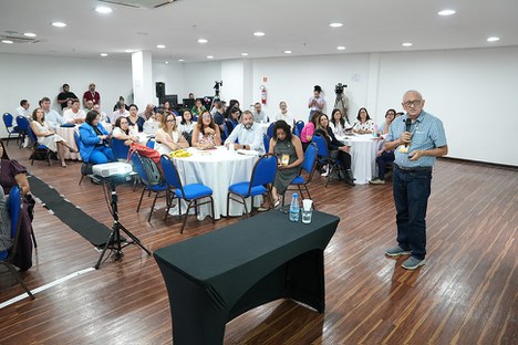 Pesquisador emérito do IEC, Pedro Vasconcelos, ministra palestra sobre a Febre do Oropouche.