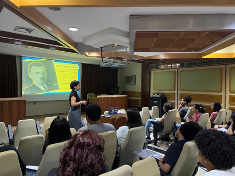 Clarissa Santos, técnica do Museu (MEV/SEVMI), palestrando sobre a história do Instituto EVANDRO Chagas