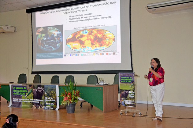 Ana Cecília Cruz (SEARB/IEC) abordou o impacto das mudanças ambientais na proliferação das arboviroses