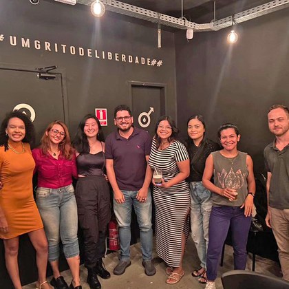 Carolinne Andrade, Mayara Santana, Patrícia Nogami e Igor Brasil com a equipe da Seção de Virologia do IEC que prestigiou o evento 