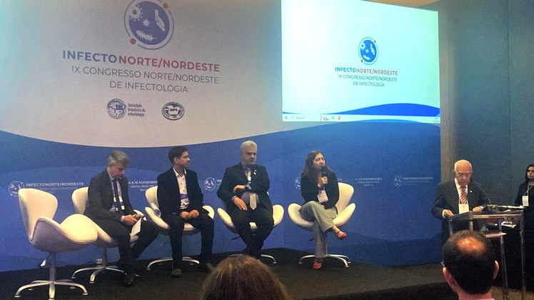 Pesquisadora do IEC, Ana Yecê Pinto, representou a instituição na mesa de abertura do congresso