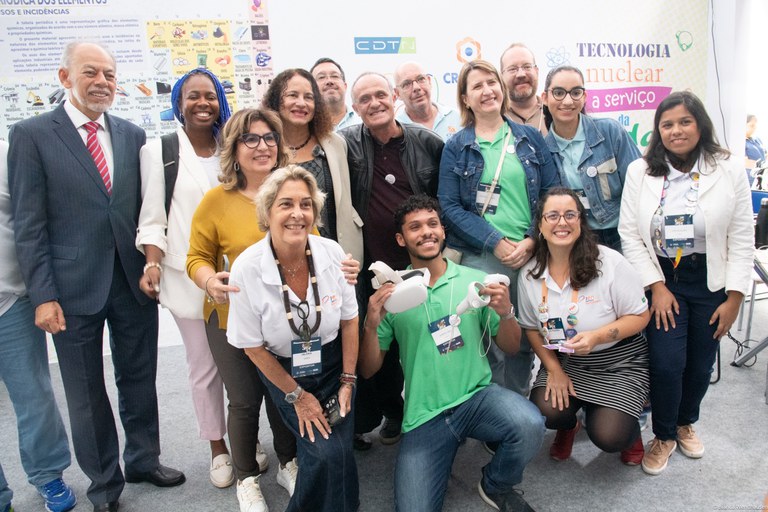 Ministra Luciana Santos e a equipe da CNEN na SNCT 2024