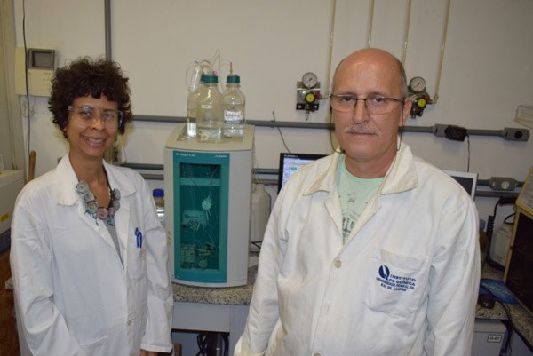A pesquisadora do IEN, Luciana Carvalheira, e o professor do IQ-UFRJ, Carlos Riehl, no laboratório que está sendo utilizado para estudos da metodologia analítica de interesse da INB