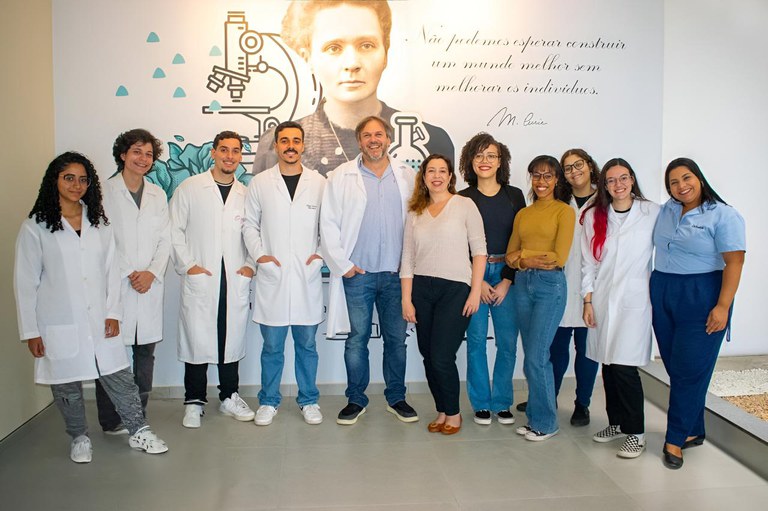 Professor Ralph Santos-Oliveira e sua equipe do STMQ