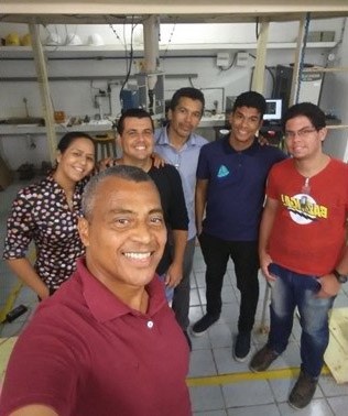 Participantes dos ensaios no DEN/UFPE: em primeiro plano, o pesquisador do IEN/CNEN Wilson Vieira, e, mais ao fundo, da esquerda para a direita, os integrantes do PROTEN/UFPE Carol, Márcio, o Prof. Enivaldo, Jonatas e Bruno