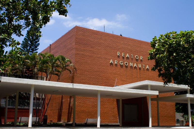 O reator Argonauta, começou a ser construído em 1962, a partir da criação do Instituto de Engenharia Nuclear (IEN/CNEN). Foi inaugurado em 7 de maio de 1965, tendo sido projetado no Laboratório Nacional de Argonne, nos EUA, visando sua instalação em centros acadêmicos com os objetivos de treinamento e pesquisa na área nuclear. Sua principal característica é a segurança, e para isso possui efeitos de realimentação negativos, assim como diversos dispositivos redundantes de desligamento. Opera a baixa potência, permitindo, assim, fácil acesso aos seus arranjos experimentais, para o desenvolvimento de atividades nas áreas de física de reatores e física nuclear aplicada.