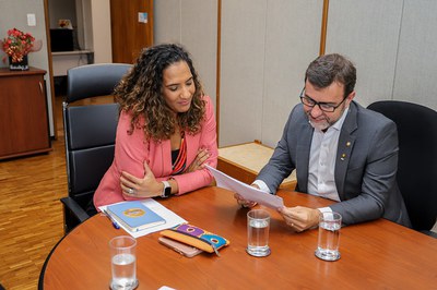 Ministra Anielle Franco entrega curr´´iculos de pessoas negras da área do Turismo ao presidente da Embratur, Marcelo Freixo