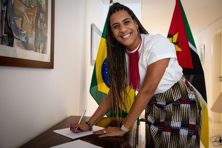 ministra-anielle-moçambique-assina.jpeg