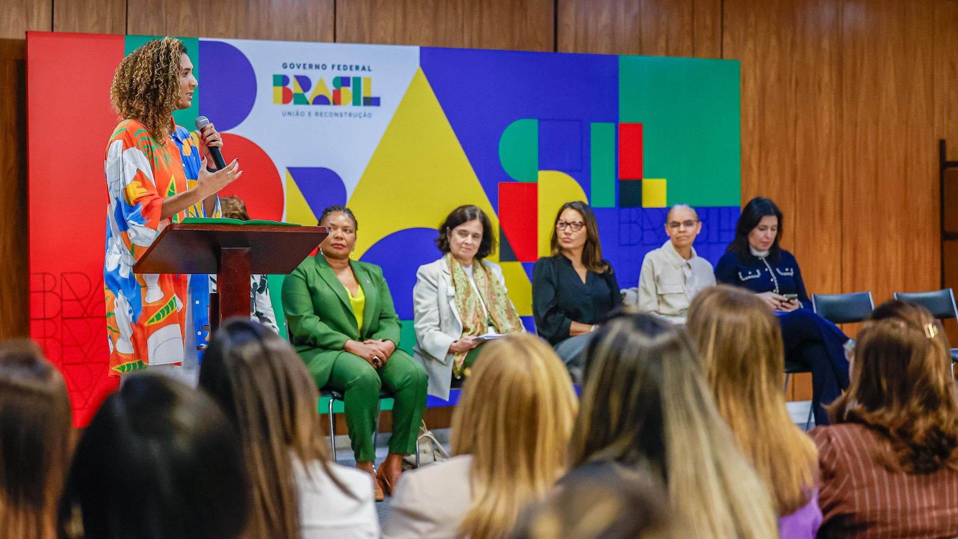 Além da ministra Anielle Franco, o encontro contou com a participação da primeira-dama Janja e de mais cinco ministras