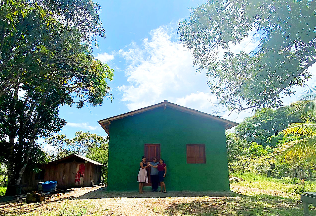 Agricultora recebe título definitivo e casa em assentamento de Roraima — Incra foto