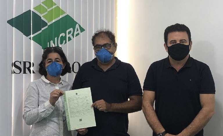 Incra entrega título de domínio para casal de agricultores em Porto Velho