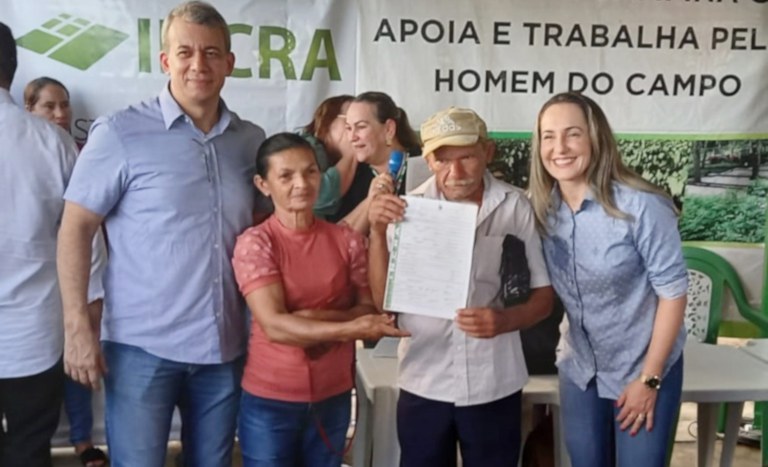 Entrega de títulos em Campina Grande (PB)