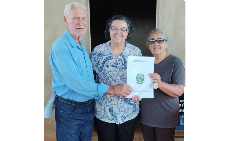 Família titulada no PA 2 de Novembro em Patos de Minas