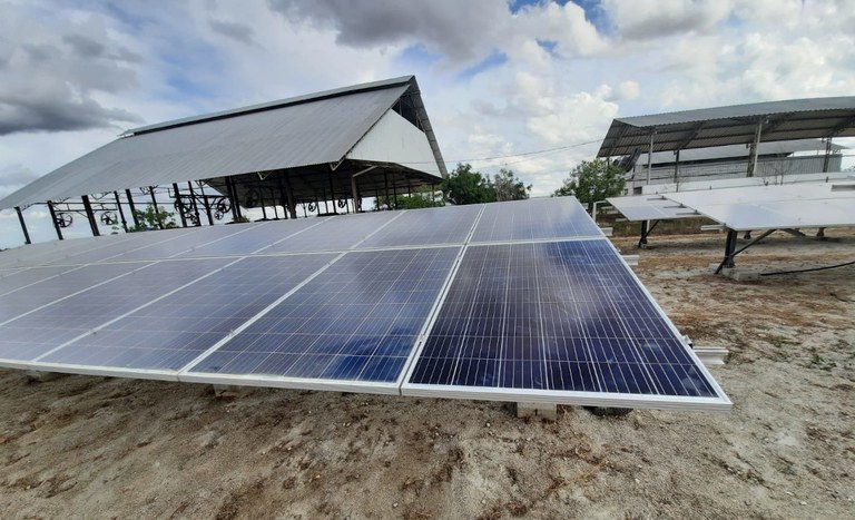 Instalação de painel solar no assentamento Antônio Conselheiro I (PE)