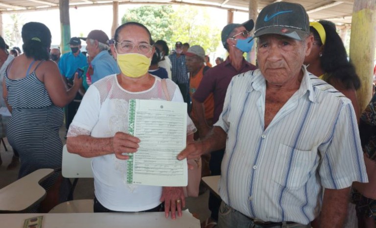 Assinatura e entrega de títulos no assentamento Rosa do Prado (BA)