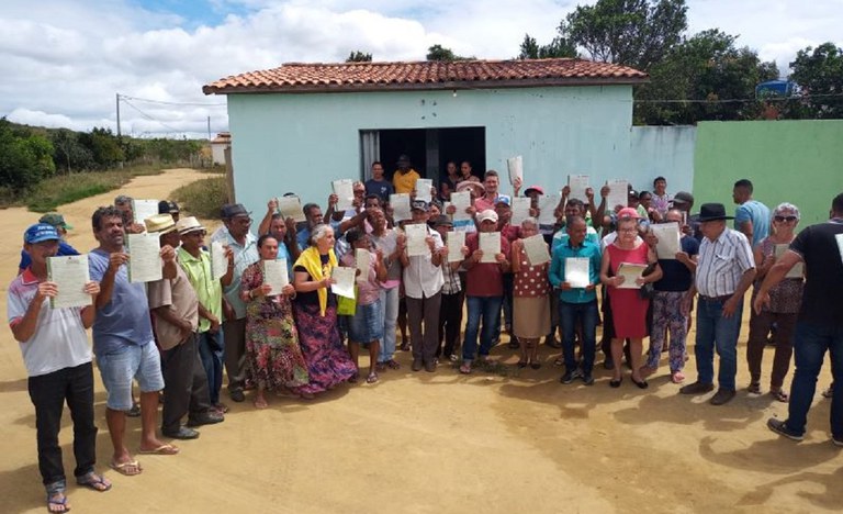 Famílias dos assentamentos Wilson Furtado e Mumbuca Canaã, na Bahia, recebem 70 títulos definitivos